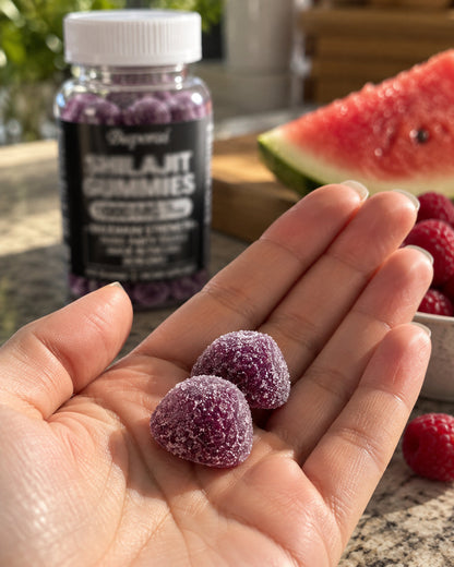 Dos gomitas de Shilajit sabor sandía y frambuesa en la palma de la mano