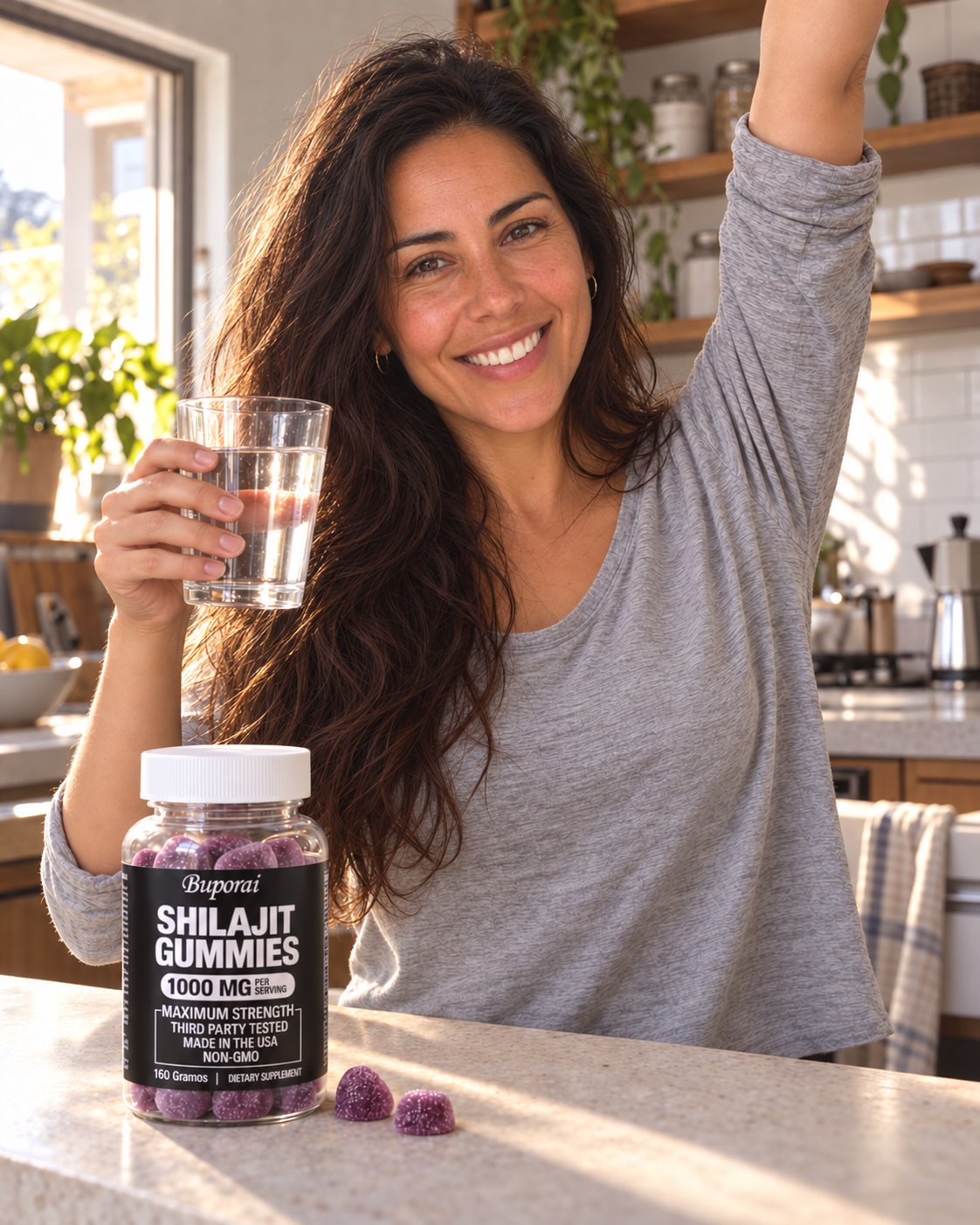 Mujer sonriente por la mañana con un vaso de agua y el frasco de Shilajit